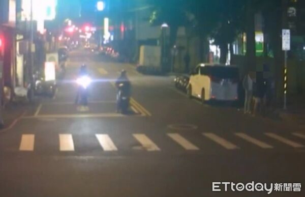 ▲▼  板橋暗夜大亂鬥！89嫌單車太慢 脫衣亮刀爆衝突           。（圖／記者陳以昇翻攝）