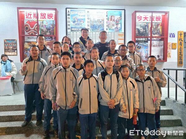 ▲立法委員羅美玲包場《冠軍之路》紀錄片，攜手温世政、蔡其昌與中興國中棒球隊 為台灣喝采。（圖／羅美玲服務團隊提供）