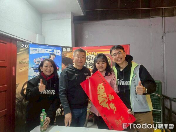 ▲立法委員羅美玲包場《冠軍之路》紀錄片，攜手温世政、蔡其昌與中興國中棒球隊 為台灣喝采。（圖／羅美玲服務團隊提供）