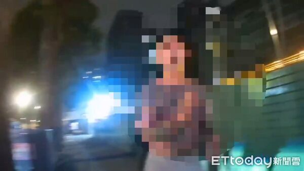 ▲▼ 板橋暗夜大亂鬥！89嫌單車太慢 脫衣亮刀爆衝突 。（圖／記者陳以昇翻攝）