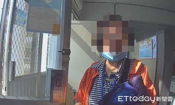 ▲內埔警方助王姓阿嬤返家。（圖／記者陳崑福翻攝）