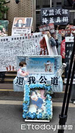 ▲▼剴剴案惡保母姊妹高院二審仍重判，剴剴外婆委任律師團成員林帥孝（西裝）、曾宿明（連帽外套）鬆了一口氣，受訪感謝法官，並轉達剴嬤心聲  。（圖／記者黃哲民攝）