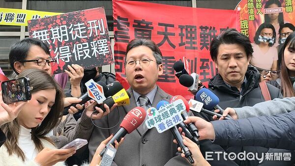 ▲▼剴剴案惡保母姊妹高院二審仍重判，剴剴外婆委任律師團成員林帥孝（西裝）、曾宿明（連帽外套）鬆了一口氣，受訪感謝法官，並轉達剴嬤心聲  。（圖／記者黃哲民攝）