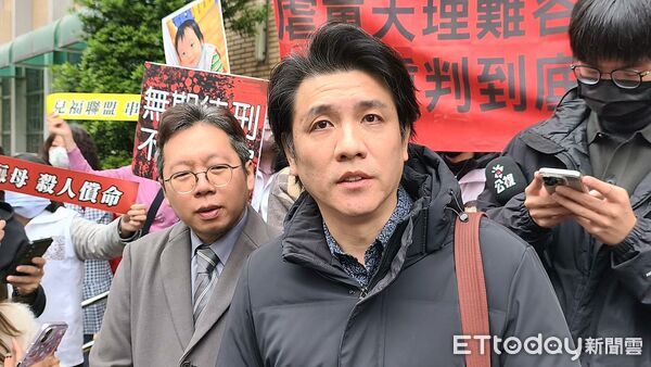 ▲▼剴剴案惡保母姊妹高院二審仍重判，剴剴外婆委任律師團成員林帥孝（西裝）、曾宿明（連帽外套）鬆了一口氣，受訪感謝法官，並轉達剴嬤心聲  。（圖／記者黃哲民攝）