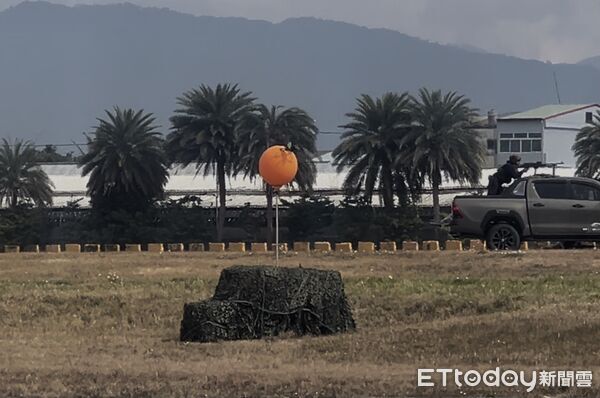 ▲陸軍27日演練攻擊無人機衝撞「氣球假想敵」。（圖／記者蘇靖宸攝）