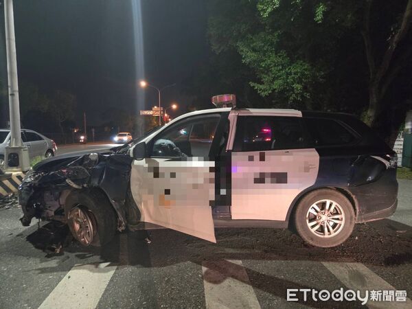 ▲▼巡邏警車自撞分隔島後再碰撞同向自小客車，車頭左側幾撞毀。（圖／吉安警分局提供，下同）