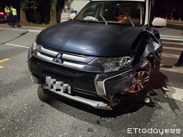 ▲▼巡邏警車自撞分隔島後再碰撞同向自小客車，車頭左側幾撞毀。（圖／吉安警分局提供，下同）