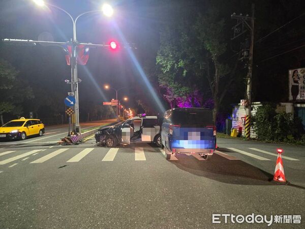 ▲▼巡邏警車自撞分隔島後再碰撞同向自小客車，車頭左側幾撞毀。（圖／吉安警分局提供，下同）
