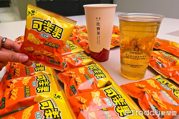 ▲▼COMEBUY熱賣5年的「現萃（冬片）比賽茶」強勢回歸，且同步推出立體茶包選擇，此次更攜手台灣國民零食「可樂果」推出聯名「可樂果黃金起司口味」。（圖／COMEBUY提供）