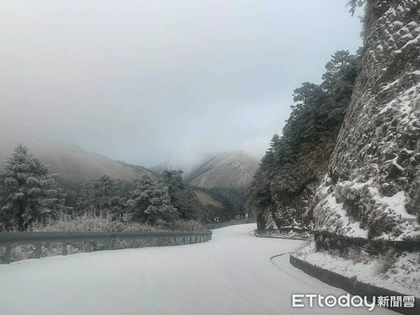 ▲受低溫影響，合歡山區高海拔路段有結冰機率，翠峰至大禹嶺路段入夜車輛只出不進。（圖／記者王兆麟翻攝）