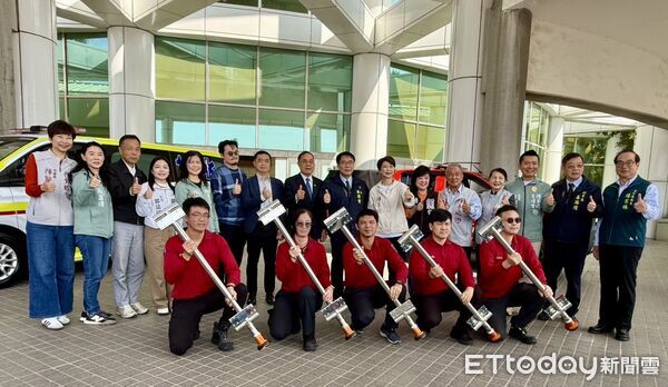 ▲南泰億建設董事長郭福文以亡妻名義捐贈救護車、消防車及多項救災設備，市長黃偉哲出席捐贈儀式表達感謝。（記者林東良翻攝，下同）