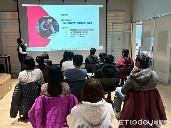 ▲南分署YS舉辦「企業品牌日」活動，邀請星巴克、王品集團及50 PERCENT等品牌進駐，與青年面對面交流。（記者林東良翻攝，下同）