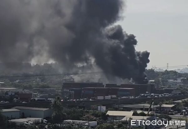 ▲▼快訊／高雄爆資源回收廠火警！濃煙狂竄畫面曝　消防13車前往灌救。（圖／翻攝記者爆料網）