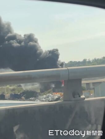 ▲▼快訊／高雄爆資源回收廠火警！濃煙狂竄畫面曝　消防13車前往灌救。（圖／翻攝記者爆料網）