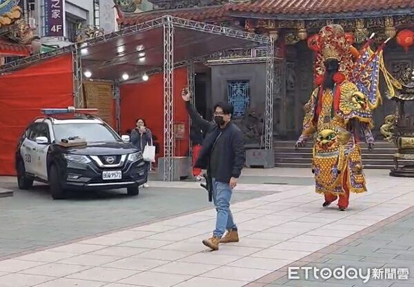 ▲▼巡邏員警趕往圍捕，歹徒持手榴彈、槍械欲作困獸之鬥，神將現身使出御劍飛行震攝嫌犯，員警藉機一擁而上制伏歹徒。（圖／桃園警分局提供）