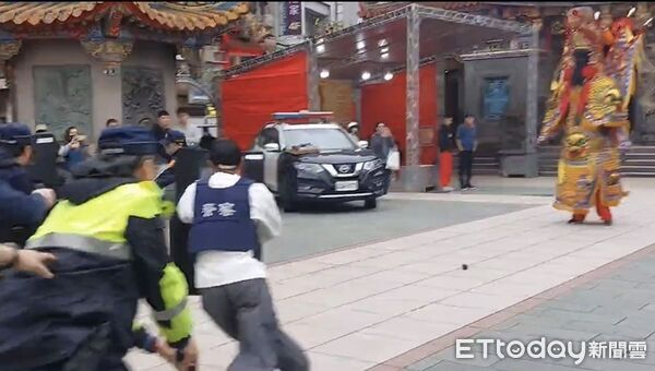 ▲▼巡邏員警趕往圍捕，歹徒持手榴彈、槍械欲作困獸之鬥，神將現身使出御劍飛行震攝嫌犯，員警藉機一擁而上制伏歹徒。（圖／桃園警分局提供）