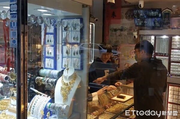 ▲歹徒至銀樓佯裝購買金飾，藉機威嚇店家搶奪金飾後逃逸。（圖／桃園警分局提供）