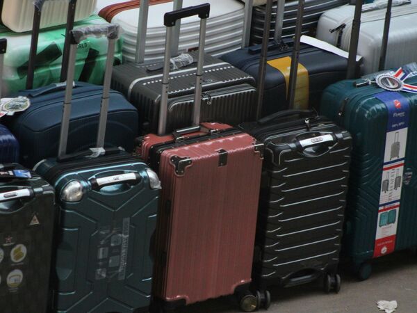 交通部近日在臉書粉絲專頁發文提醒，行李箱上的舊託運貼紙最好立即撕掉，以免影響行李運送。（翻攝自pexels）