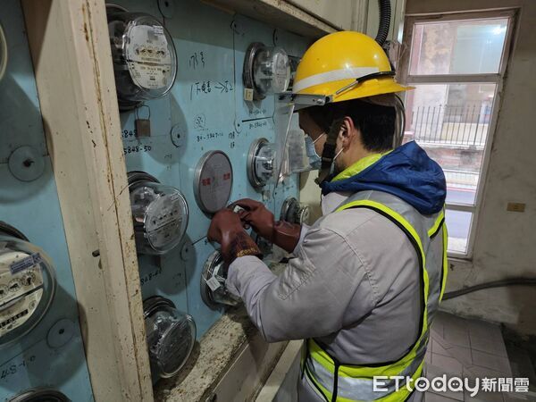 ▲▼土城警方多次查獲養生館從事色情交易，警方聯合新北市府到養生館稽查，台電人員對養生館斷電，新北市府在養生館門口張貼違法公告             。（圖／記者陳以昇翻攝）