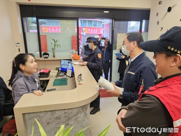 ▲▼土城警方多次查獲養生館從事色情交易，警方聯合新北市府到養生館稽查，台電人員對養生館斷電，新北市府在養生館門口張貼違法公告             。（圖／記者陳以昇翻攝）
