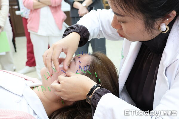▲李文韶醫師說明針灸美容原理，強調結合經絡與肌理調理。（圖／記者游瓊華翻攝）