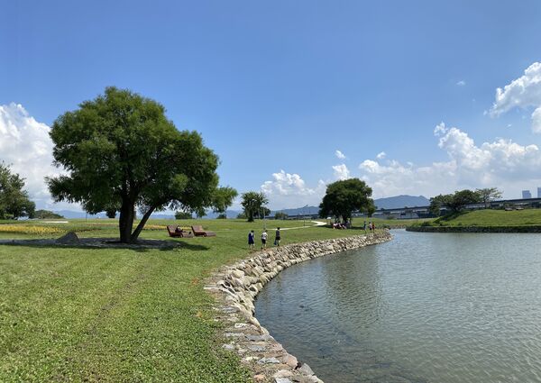 ▲北市擁有長達112公里的河濱自行車道，平坦寬闊，串聯起28座河濱公園。（圖／北市水利處提供）