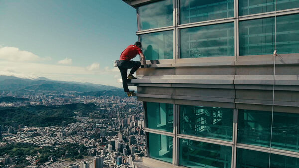 ▲艾力克斯霍諾德（Alex Honnold）挑戰徒手攀登台北101。（圖／Netflix提供）▲艾力克斯霍諾德（Alex Honnold）挑戰徒手攀登台北101。（圖／Netflix提供）
