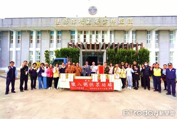 ▲志工與監方展現公私協力關懷矯正工作的成果。（圖／記者游瓊華翻攝）
