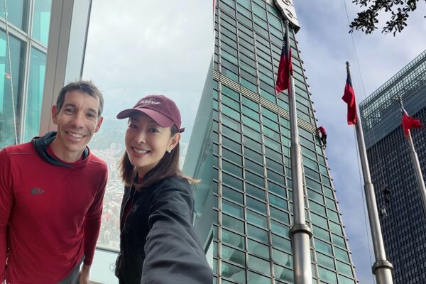 霍諾德「穿紅衣爬台北101」幕後有故事！　賈永婕曝過程：莫名好笑