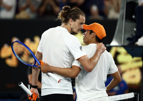 ▲茲韋列夫（Alexander Zverev）澳網8強交手年僅20歲的美國黑馬新星田勒納（Learner Tien）。（圖／路透）