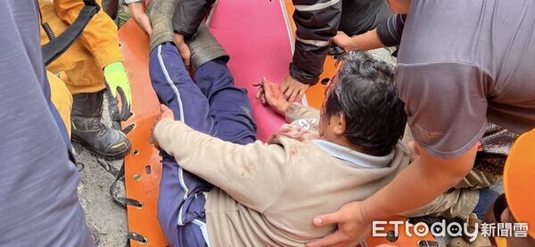 ▲▼警消人員利用繩索與滑輪將墜谷葉男救起後送醫治療。（圖／花蓮消防局提供，下同）