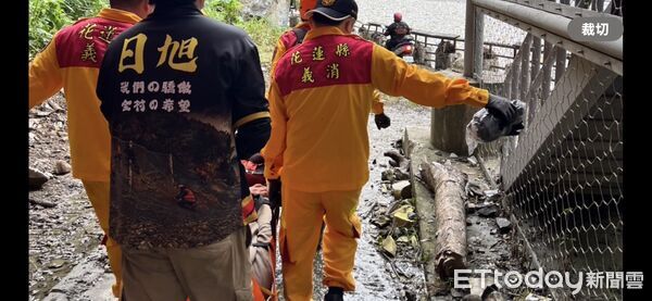 ▲▼警消人員利用繩索與滑輪將墜谷葉男救起後送醫治療。（圖／花蓮消防局提供，下同）