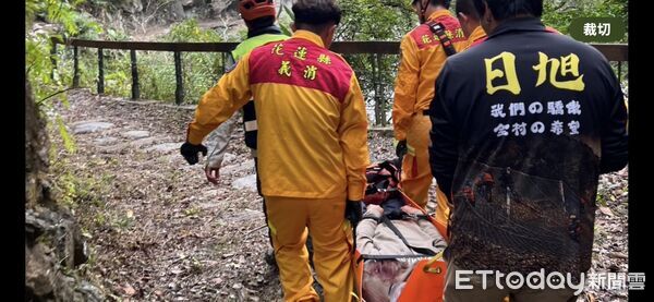 ▲▼警消人員利用繩索與滑輪將墜谷葉男救起後送醫治療。（圖／花蓮消防局提供，下同）