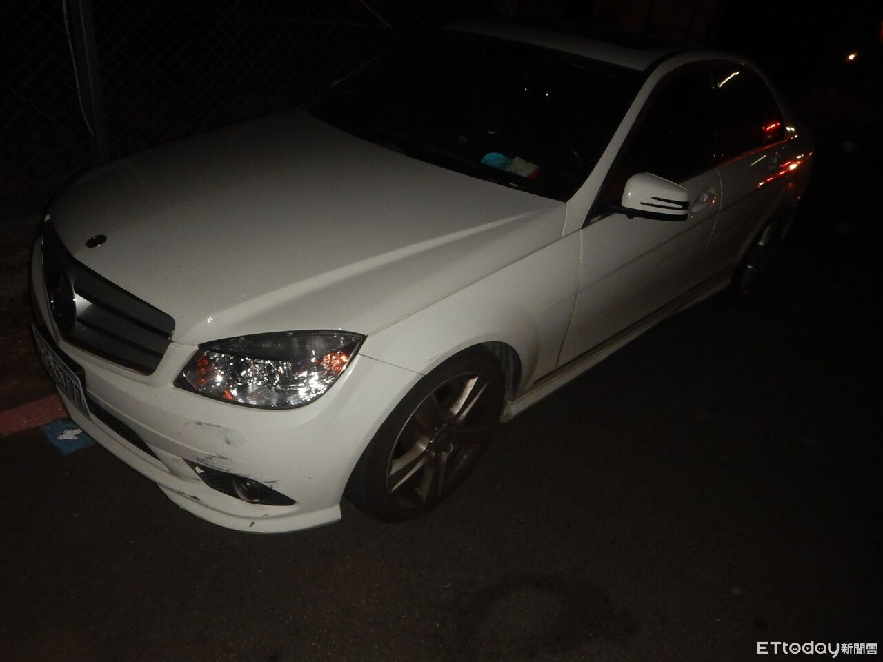 台中賓士碰撞機車「繼續輾過」!年輕雙載男女送醫 驚悚影片曝