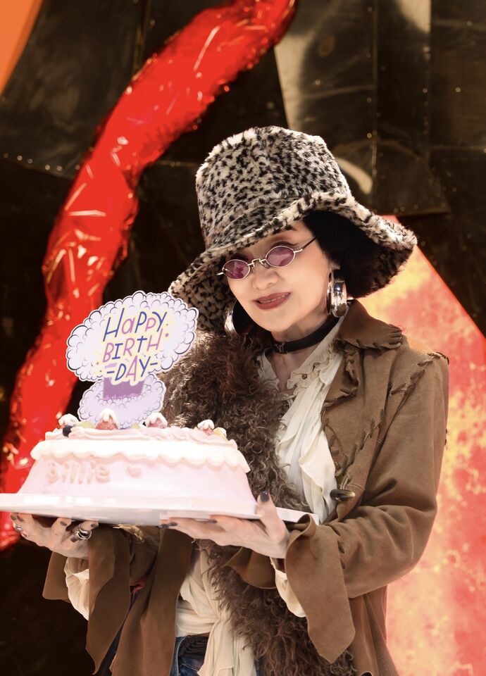 ▲▼比莉歡度74歲生日推單曲〈阿福羅火山〉。（圖／環球提供）