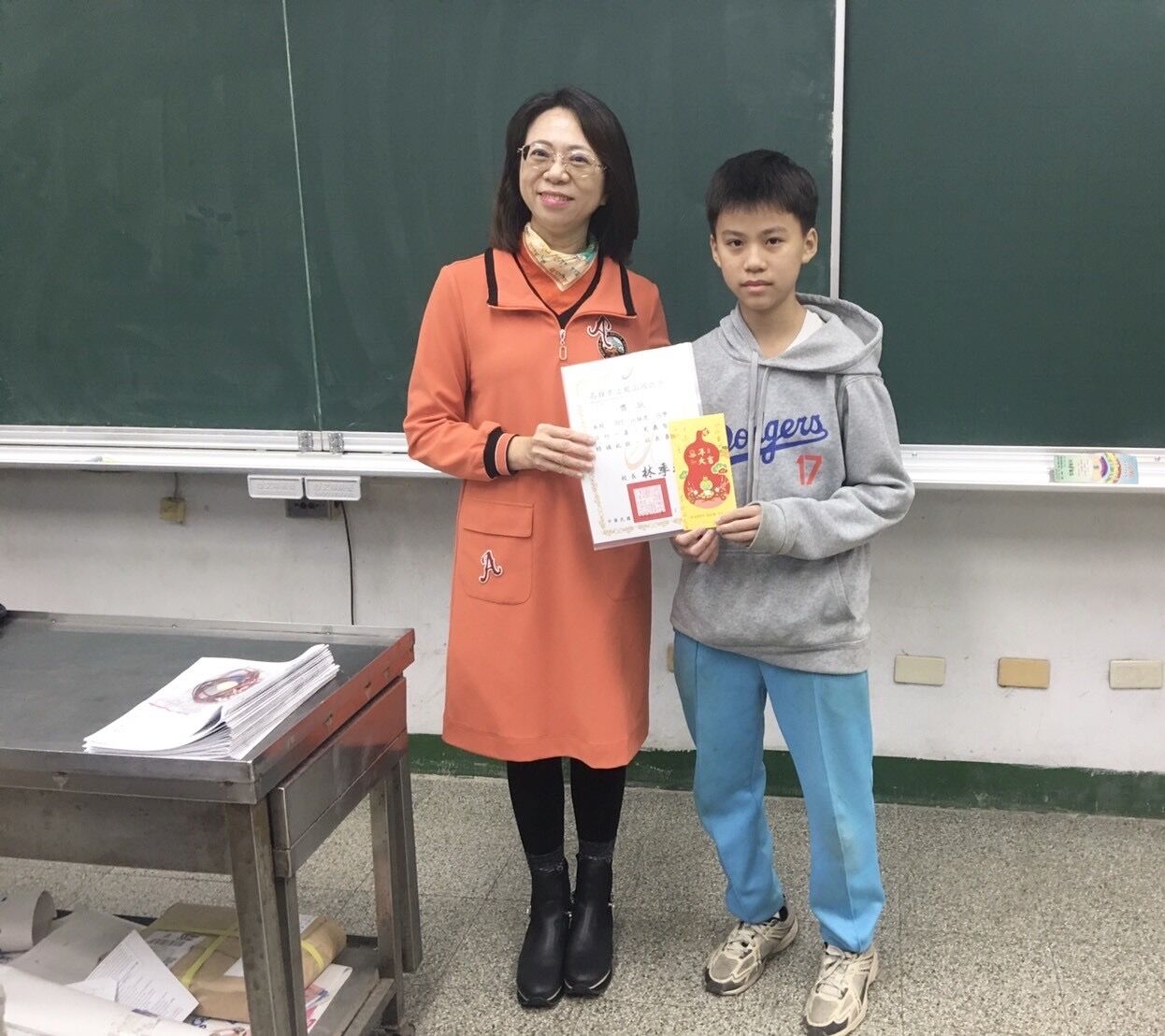 ▲▼ 整路牽車護身障者過馬路！最暖國中弟找到了　校方表揚      。（圖／記者賴文萱翻攝）