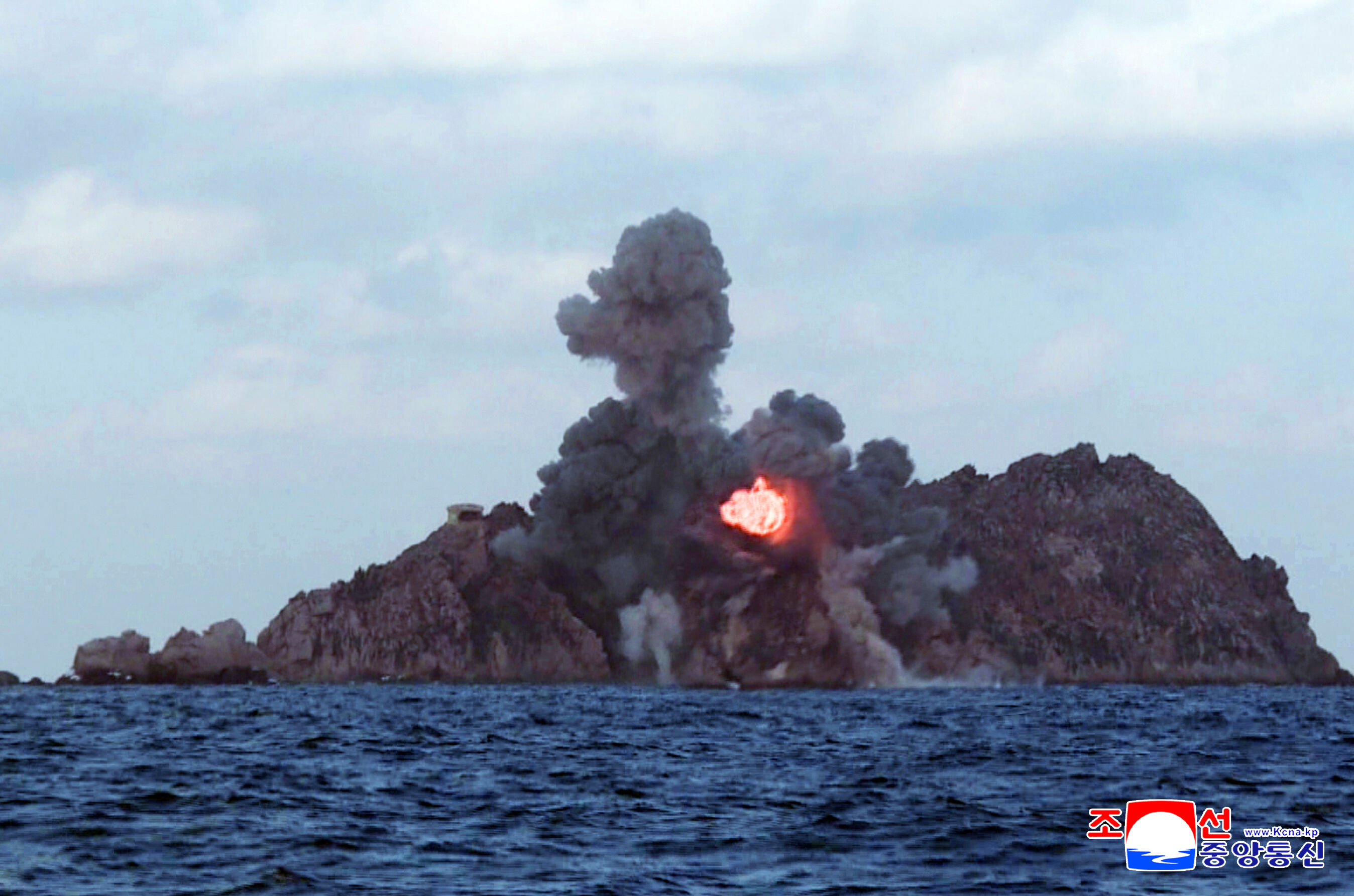 ▲▼北韓最高領導人金正恩27日和女兒金主愛，前往位於平壤北側一帶，視察並指導600mm大口徑放射砲試射。（圖／達志影像）