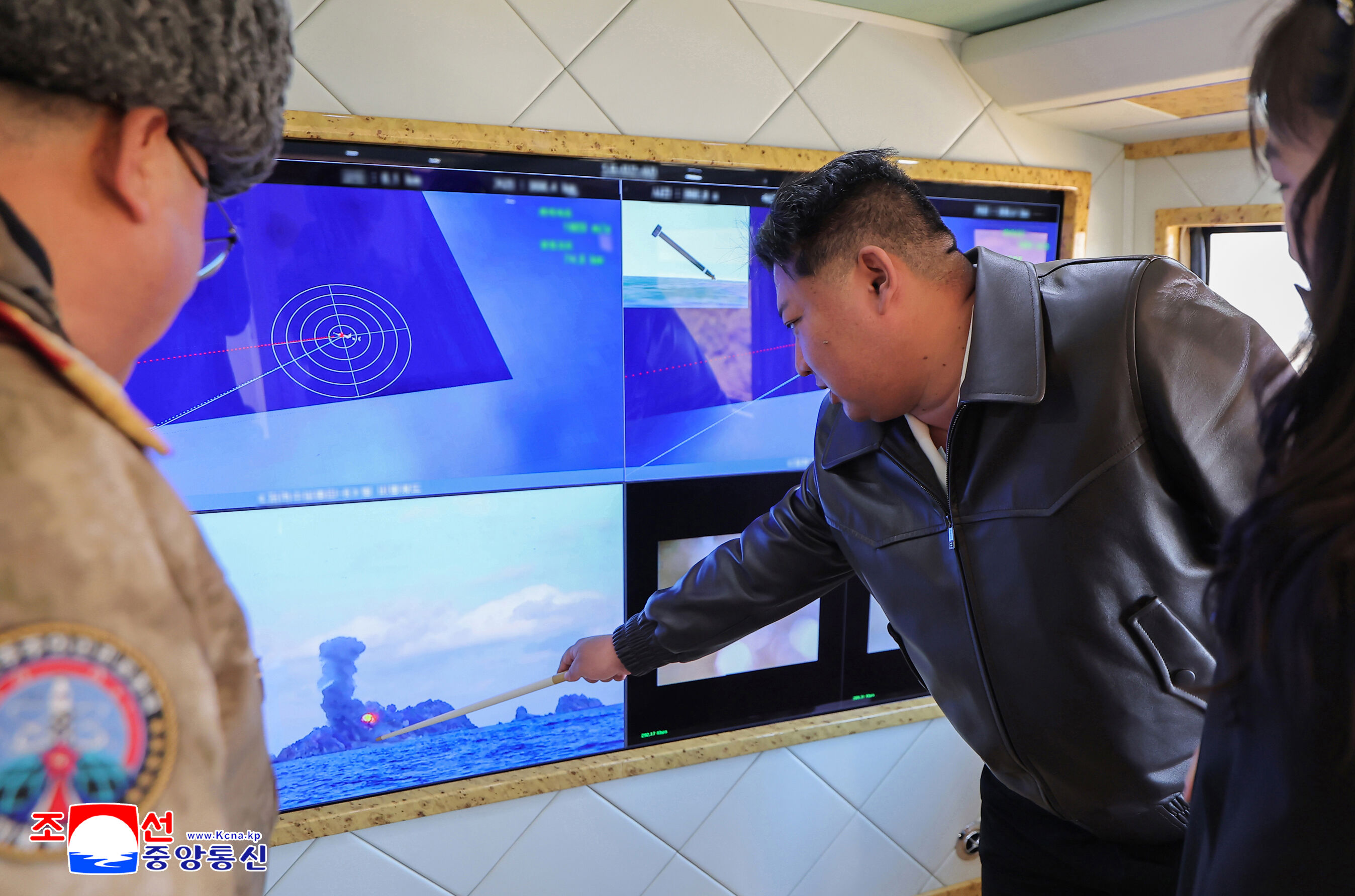 ▲▼北韓最高領導人金正恩27日和女兒金主愛，前往位於平壤北側一帶，視察並指導600mm大口徑放射砲試射。（圖／達志影像）