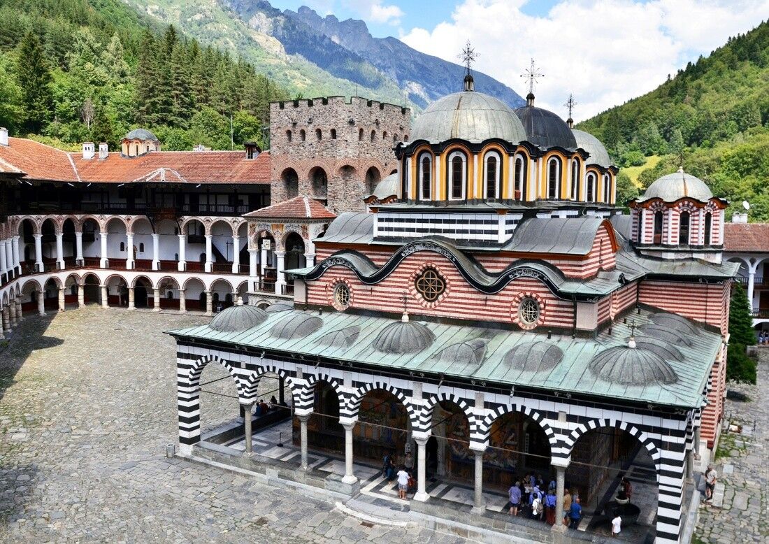 從吸血鬼到玫瑰節 感受巴爾幹多重魅力（圖／鳳凰旅遊）