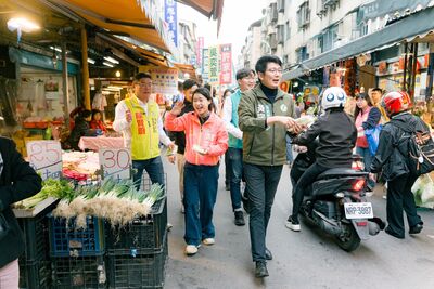 吳奕萱拚新北議員初選　吳思瑤幕僚「師兄團」跨縣市合體陪掃街
