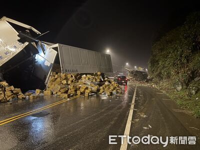 快訊／新北2聯結車擦撞翻覆　青菜礦泉水噴滿地