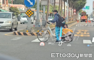 國中弟助身障者過馬路　「整路牽車守護」網讚根本天使：值得嘉獎