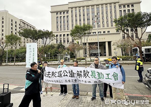 ▲桃園地院今開辯論庭討論長榮航勤工會是否應依法解散，場外則有長榮航勤工會、企業工會等各地會員到場聲援。（圖／記者沈繼昌攝）