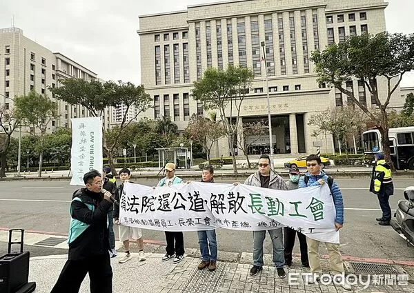 ▲桃園地院今開辯論庭討論長榮航勤工會是否應依法解散，場外則有長榮航勤工會、企業工會等各地會員到場聲援。（圖／記者沈繼昌攝）