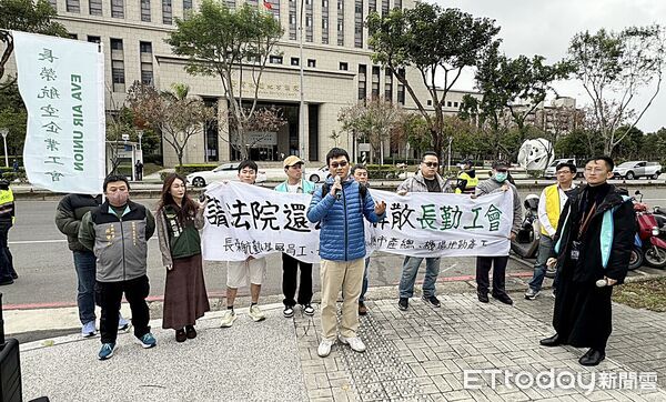 ▲桃園地院今開辯論庭討論長榮航勤工會是否應依法解散，長榮航勤工會到場聲援。（圖／記者沈繼昌攝）