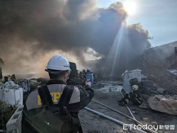 ▲▼高雄資源回收廠大火原因曝！竟是切割作業釀禍　最重將罰500萬。（圖／記者賴文萱翻攝）