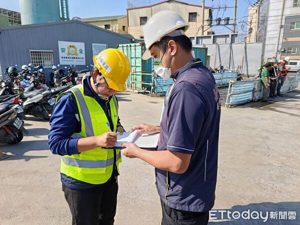 ▲▼ 東北季風來襲 雲嘉南空品亮紅燈，外出建議佩戴口罩   。（圖／嘉義縣政府提供）