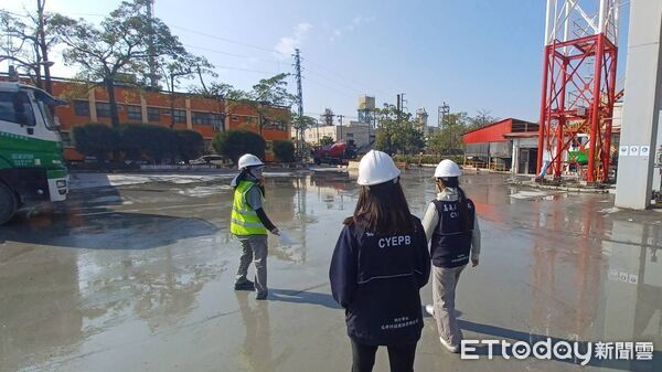 ▲▼ 東北季風來襲 雲嘉南空品亮紅燈，外出建議佩戴口罩   。（圖／嘉義縣政府提供）