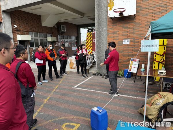 ▲南消第二救災救護大隊前往下營鼎和實業，辦理化學災害搶救演練，模擬化學品外洩引發火警情境。（記者林東良翻攝，下同）