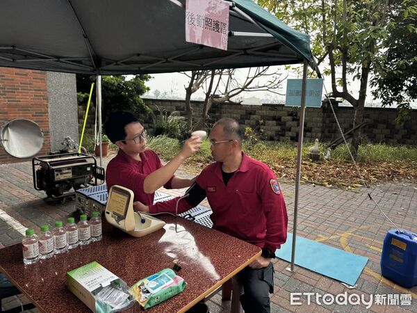 ▲南消第二救災救護大隊前往下營鼎和實業，辦理化學災害搶救演練，模擬化學品外洩引發火警情境。（記者林東良翻攝，下同）